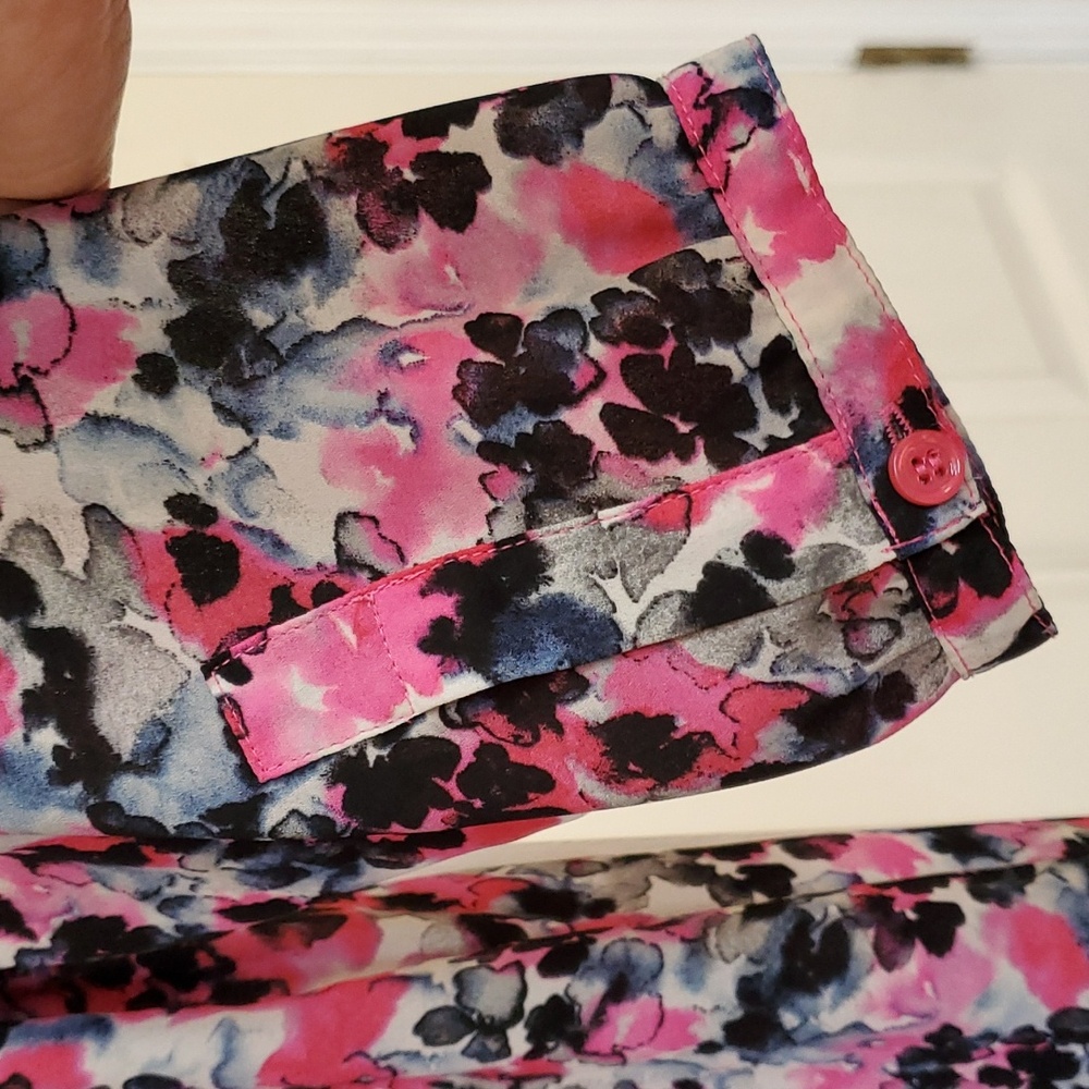 Blouse size medium. - Picture 5 of 8